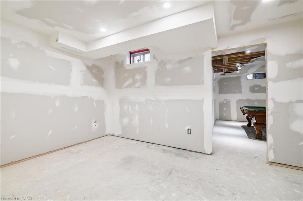 107 Pagebrook Crescent, Stoney Creek, ON - Indoor Photo Showing Garage