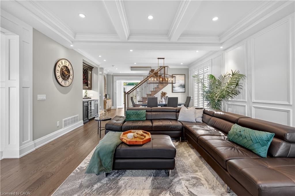 18 David Avenue, Hamilton, ON - Indoor Photo Showing Living Room