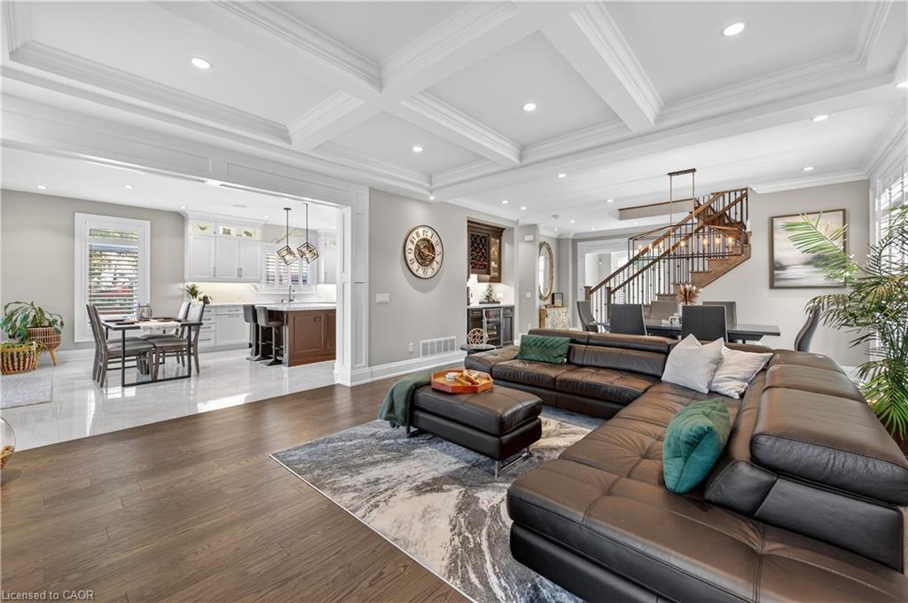 18 David Avenue, Hamilton, ON - Indoor Photo Showing Living Room