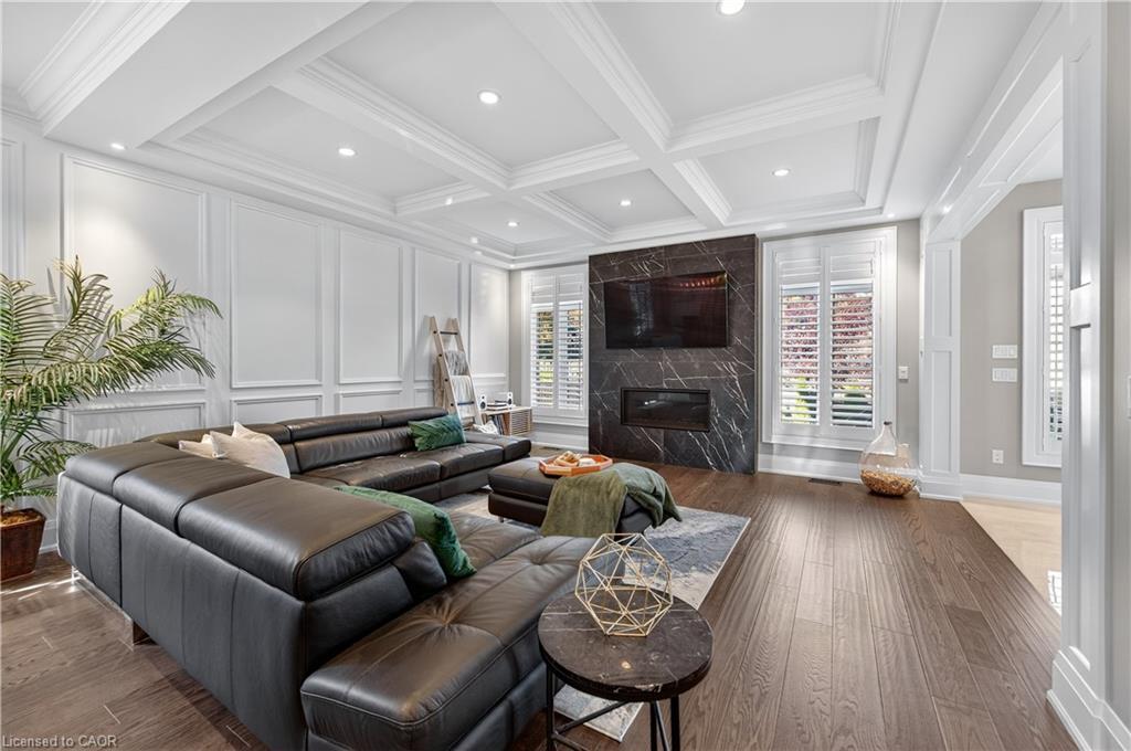 18 David Avenue, Hamilton, ON - Indoor Photo Showing Living Room With Fireplace