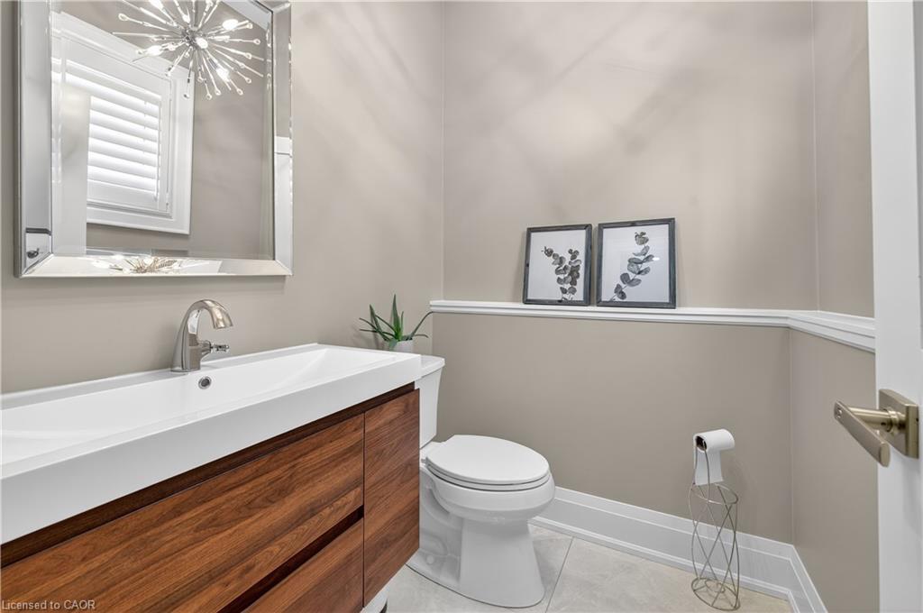 18 David Avenue, Hamilton, ON - Indoor Photo Showing Bathroom