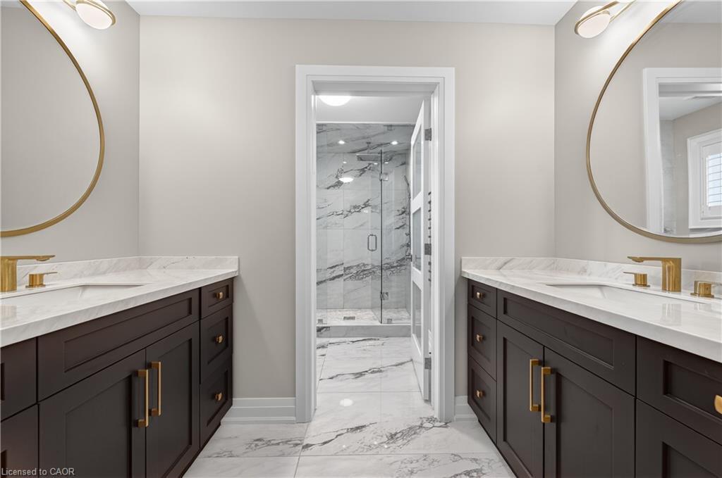 18 David Avenue, Hamilton, ON - Indoor Photo Showing Bathroom