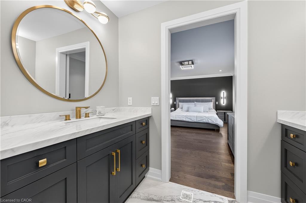 18 David Avenue, Hamilton, ON - Indoor Photo Showing Bathroom