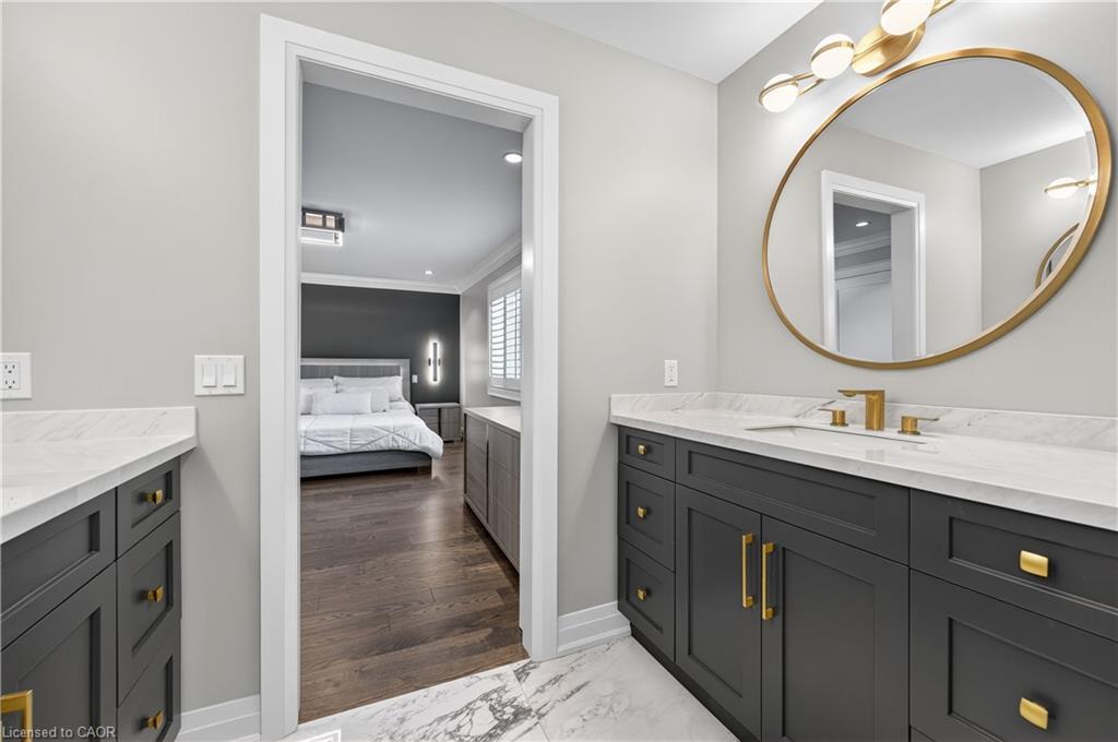 18 David Avenue, Hamilton, ON - Indoor Photo Showing Bathroom