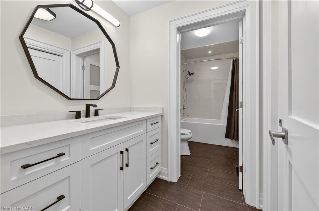 18 David Avenue, Hamilton, ON - Indoor Photo Showing Bathroom
