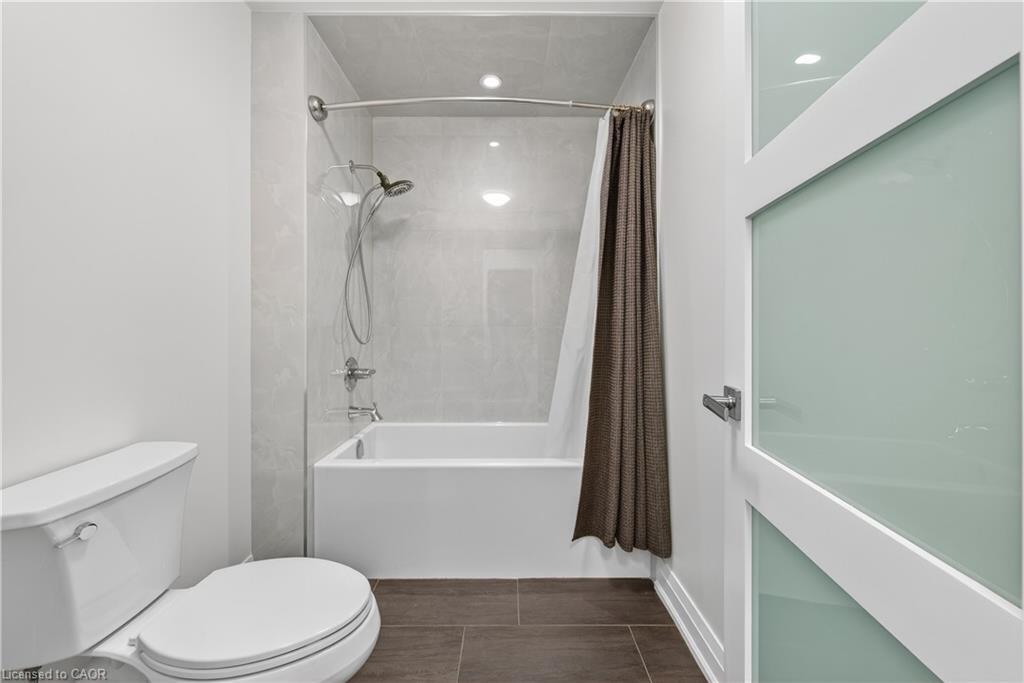 18 David Avenue, Hamilton, ON - Indoor Photo Showing Bathroom