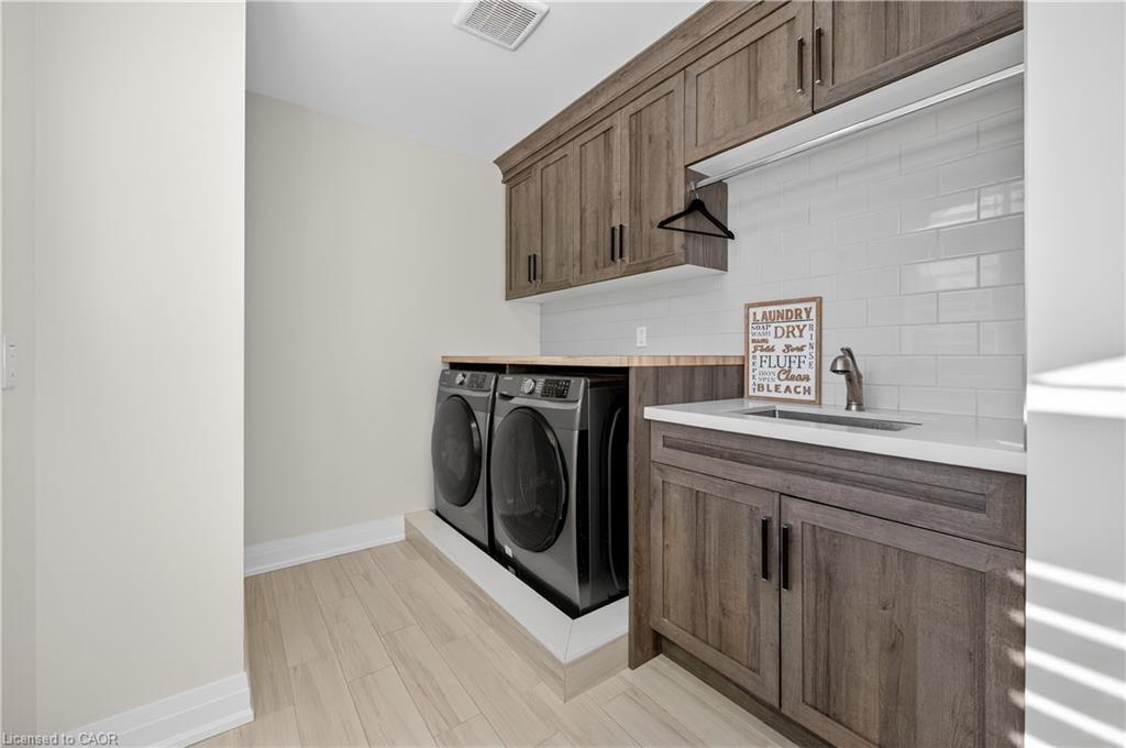 18 David Avenue, Hamilton, ON - Indoor Photo Showing Laundry Room