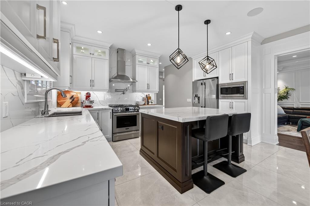 18 David Avenue, Hamilton, ON - Indoor Photo Showing Kitchen With Upgraded Kitchen