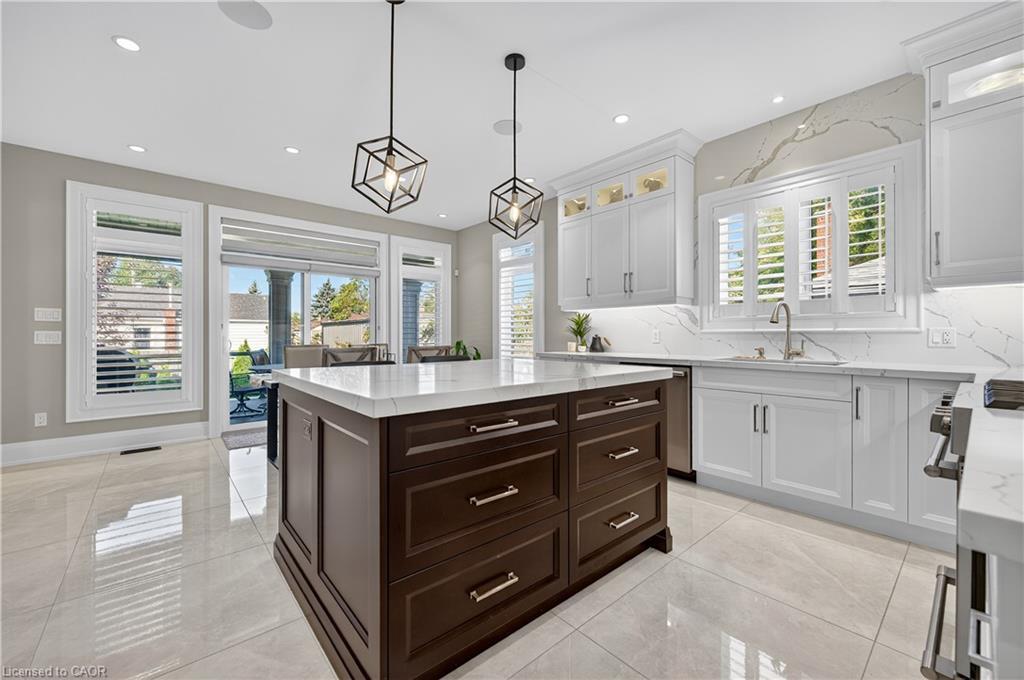 18 David Avenue, Hamilton, ON - Indoor Photo Showing Kitchen With Upgraded Kitchen