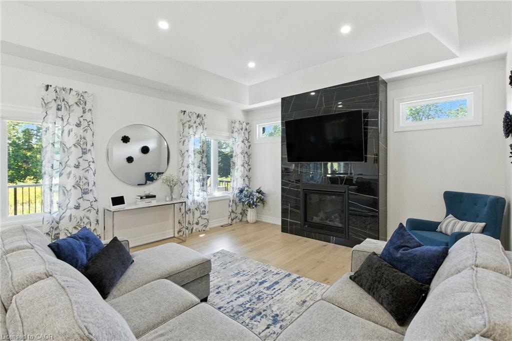 270 Charles Street, Waterford, ON - Indoor Photo Showing Living Room
