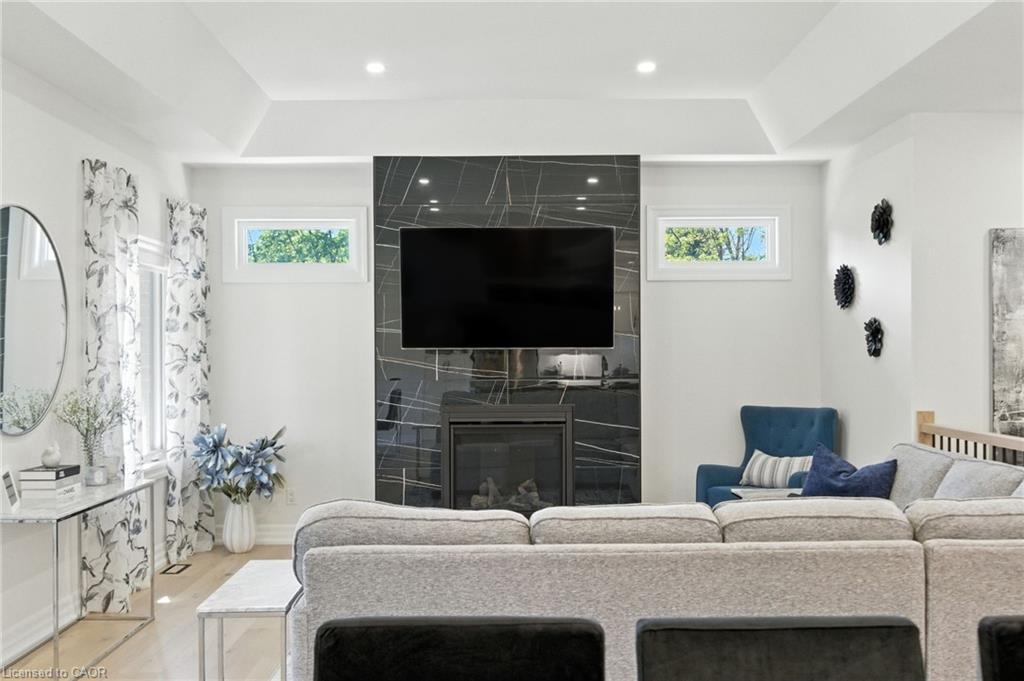 270 Charles Street, Waterford, ON - Indoor Photo Showing Living Room