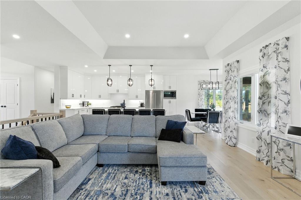 270 Charles Street, Waterford, ON - Indoor Photo Showing Living Room