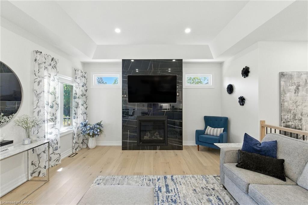 270 Charles Street, Waterford, ON - Indoor Photo Showing Living Room