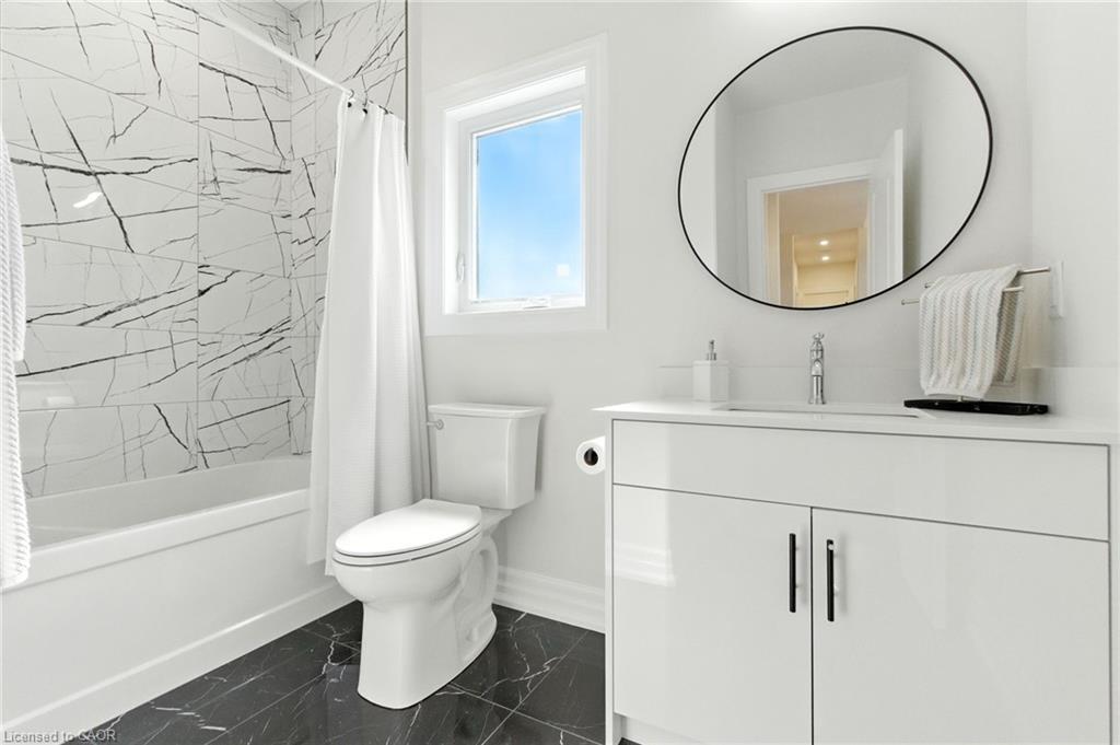 270 Charles Street, Waterford, ON - Indoor Photo Showing Bathroom