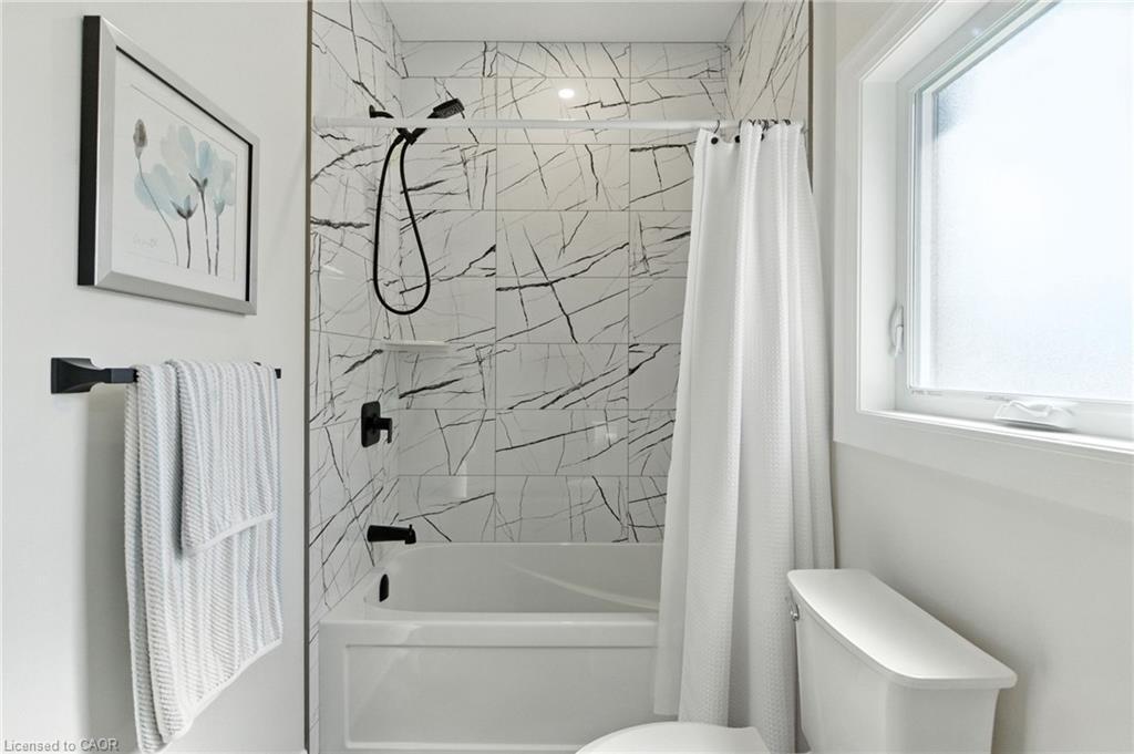 270 Charles Street, Waterford, ON - Indoor Photo Showing Bathroom