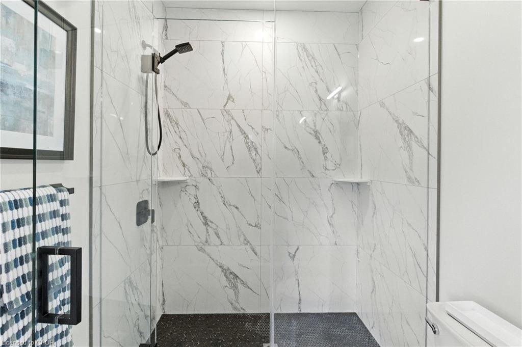 270 Charles Street, Waterford, ON - Indoor Photo Showing Bathroom