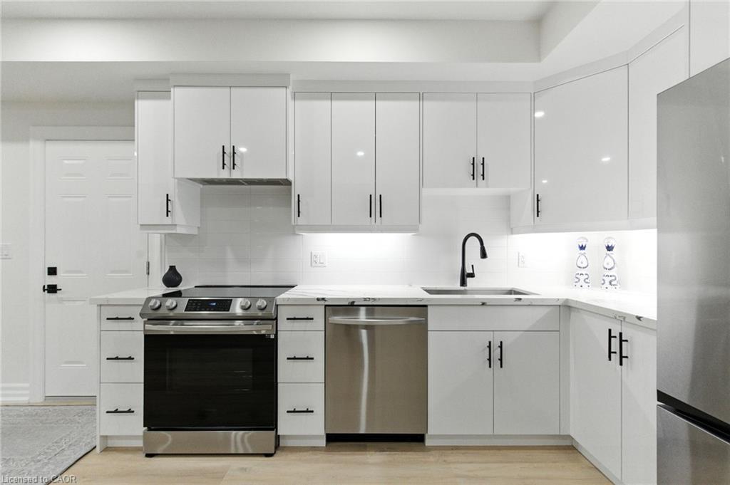 270 Charles Street, Waterford, ON - Indoor Photo Showing Kitchen With Upgraded Kitchen