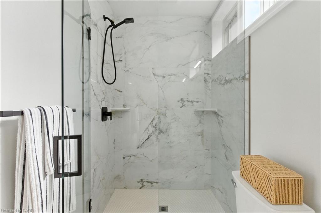 270 Charles Street, Waterford, ON - Indoor Photo Showing Bathroom