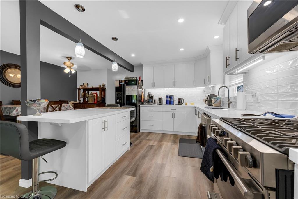 110 Graystone Crescent, Welland, ON - Indoor Photo Showing Kitchen With Upgraded Kitchen