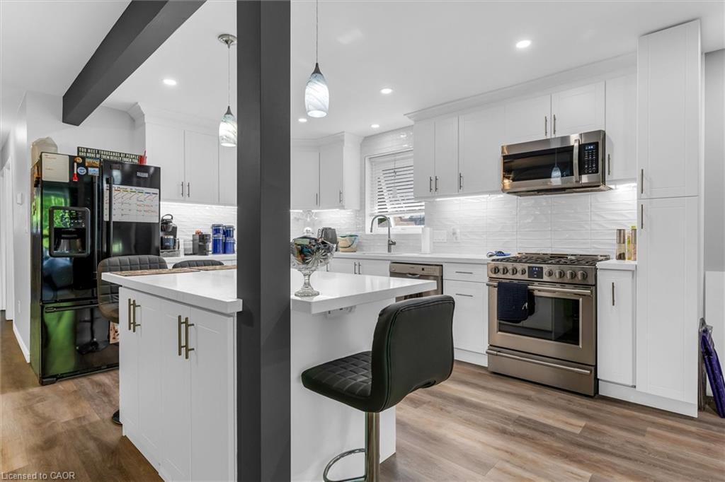 110 Graystone Crescent, Welland, ON - Indoor Photo Showing Kitchen With Upgraded Kitchen