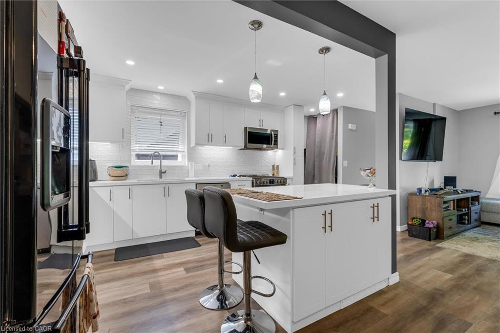 110 Graystone Crescent, Welland, ON - Indoor Photo Showing Kitchen With Upgraded Kitchen