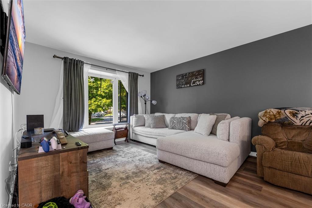 110 Graystone Crescent, Welland, ON - Indoor Photo Showing Living Room