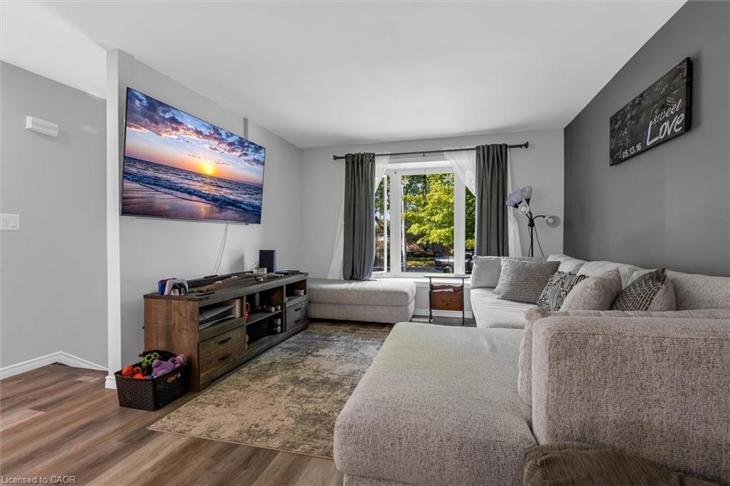 110 Graystone Crescent, Welland, ON - Indoor Photo Showing Living Room