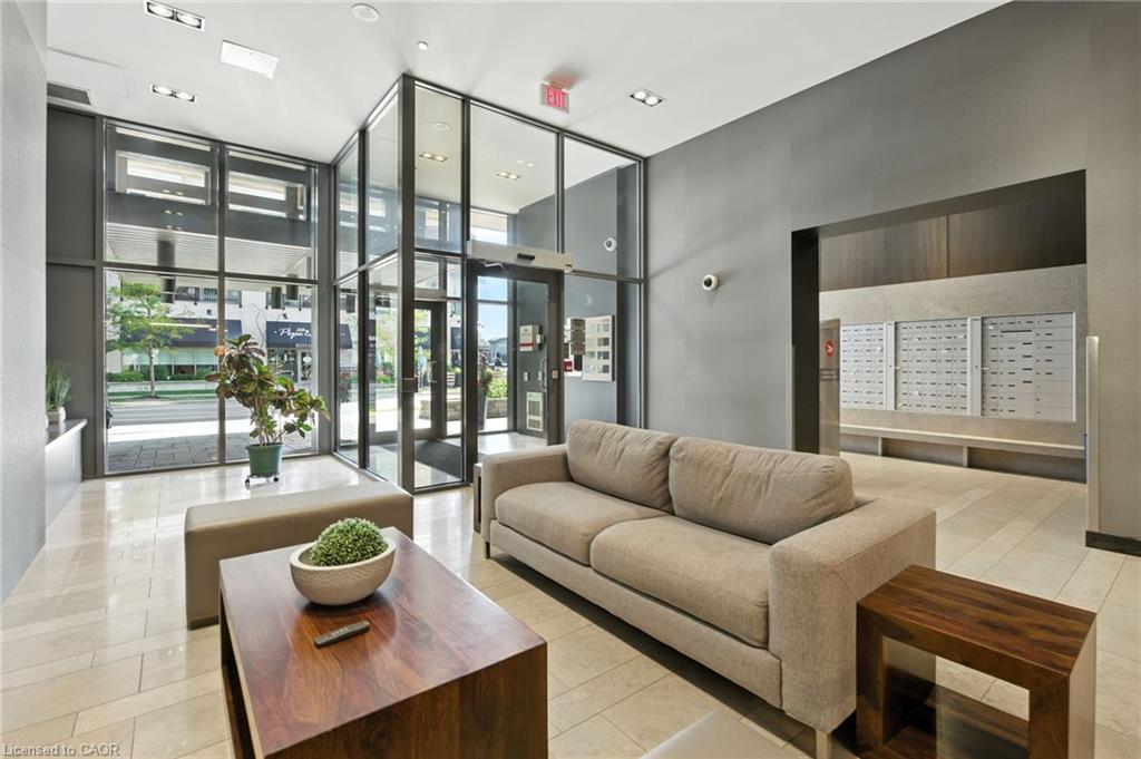 202-1940 Ironstone Drive, Burlington, ON - Indoor Photo Showing Living Room