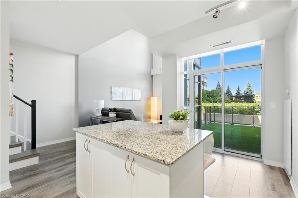 202-1940 Ironstone Drive, Burlington, ON - Indoor Photo Showing Kitchen
