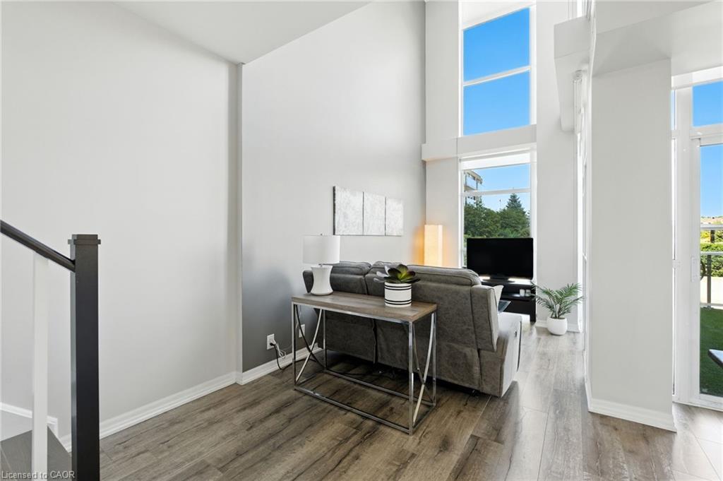 202-1940 Ironstone Drive, Burlington, ON - Indoor