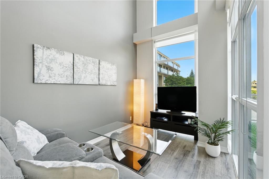 202-1940 Ironstone Drive, Burlington, ON - Indoor