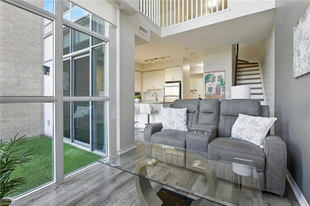 202-1940 Ironstone Drive, Burlington, ON - Indoor Photo Showing Living Room
