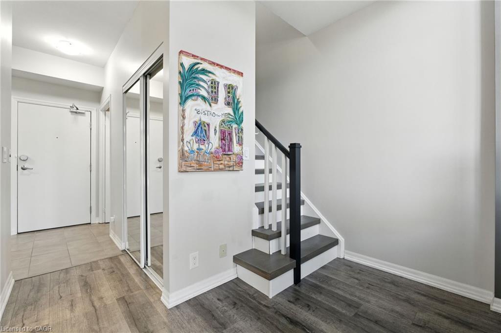 202-1940 Ironstone Drive, Burlington, ON - Indoor Photo Showing Other Room