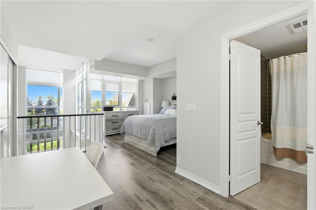 202-1940 Ironstone Drive, Burlington, ON - Indoor Photo Showing Bedroom