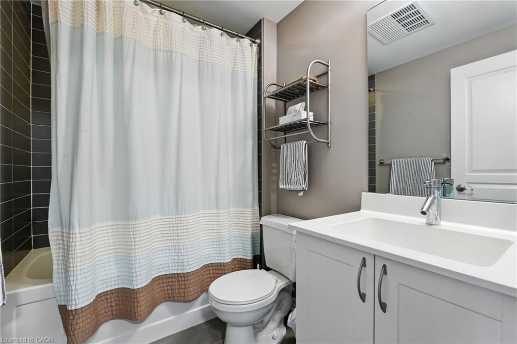 202-1940 Ironstone Drive, Burlington, ON - Indoor Photo Showing Bathroom