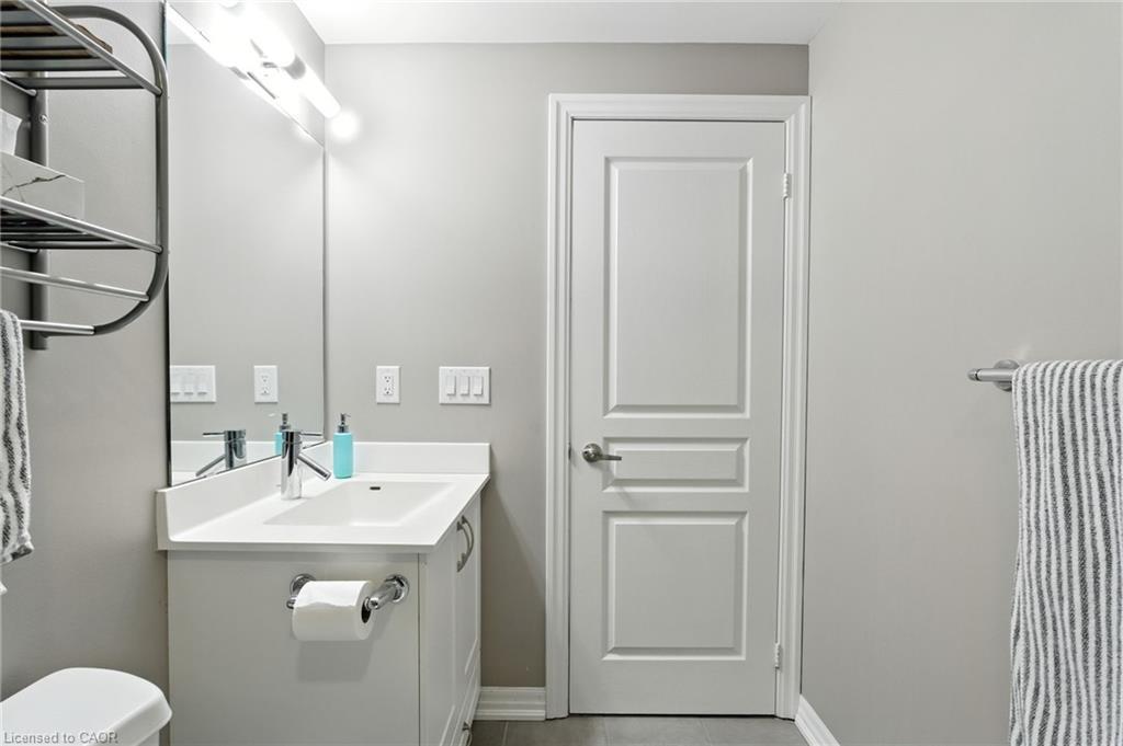 202-1940 Ironstone Drive, Burlington, ON - Indoor Photo Showing Bathroom