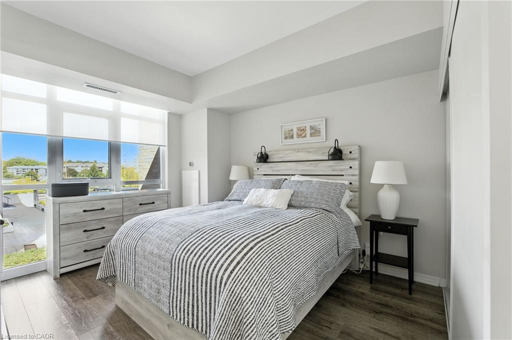 202-1940 Ironstone Drive, Burlington, ON - Indoor Photo Showing Bedroom
