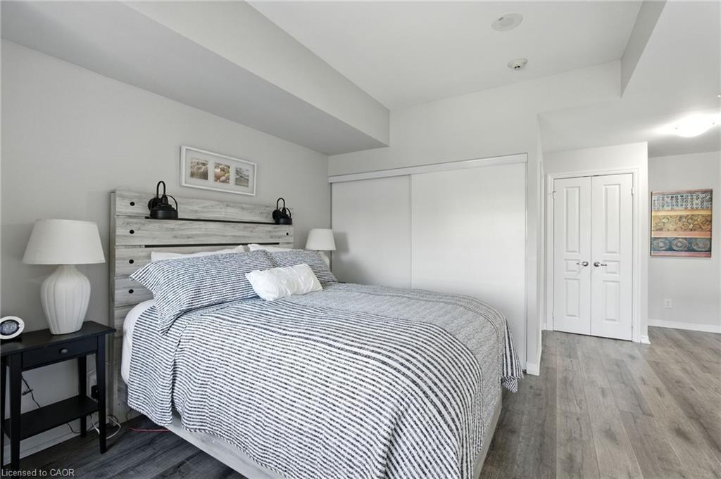 202-1940 Ironstone Drive, Burlington, ON - Indoor Photo Showing Bedroom