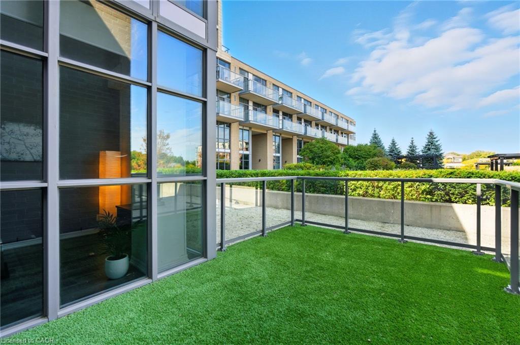 202-1940 Ironstone Drive, Burlington, ON - Outdoor