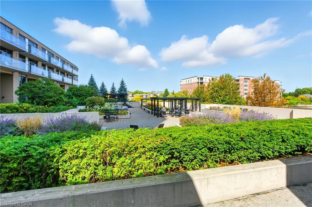202-1940 Ironstone Drive, Burlington, ON - Outdoor