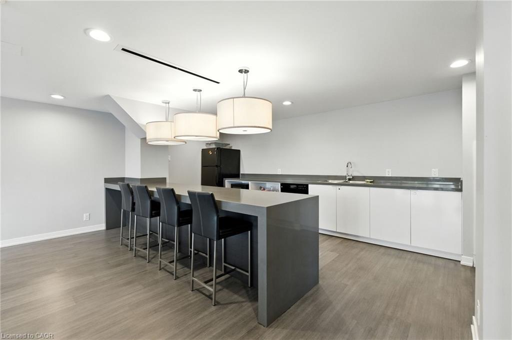 202-1940 Ironstone Drive, Burlington, ON - Indoor
