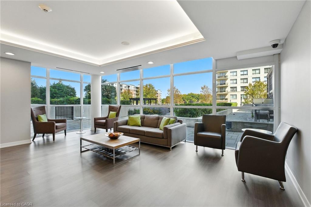 202-1940 Ironstone Drive, Burlington, ON - Indoor Photo Showing Living Room