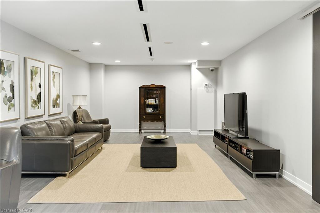 202-1940 Ironstone Drive, Burlington, ON - Indoor
