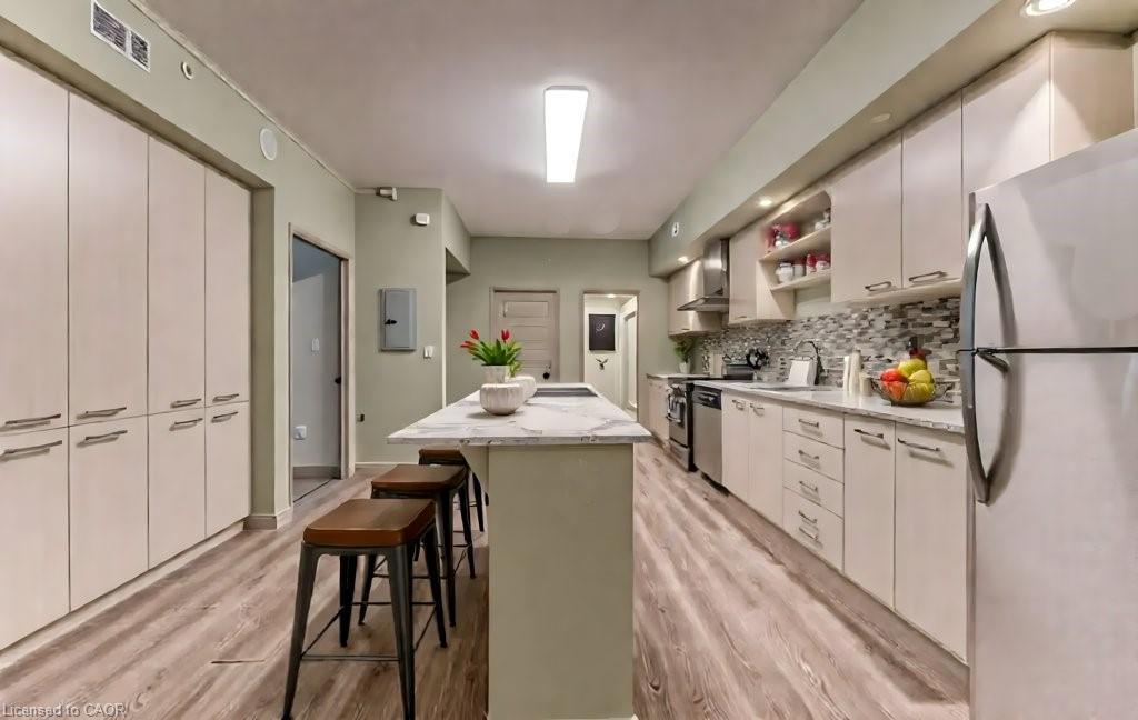 304-8 Hickory Street W, Waterloo, ON - Indoor Photo Showing Kitchen