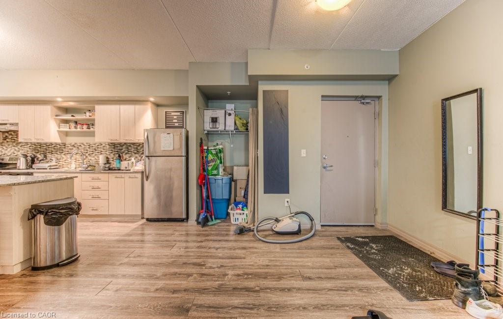 304-8 Hickory Street W, Waterloo, ON - Indoor
