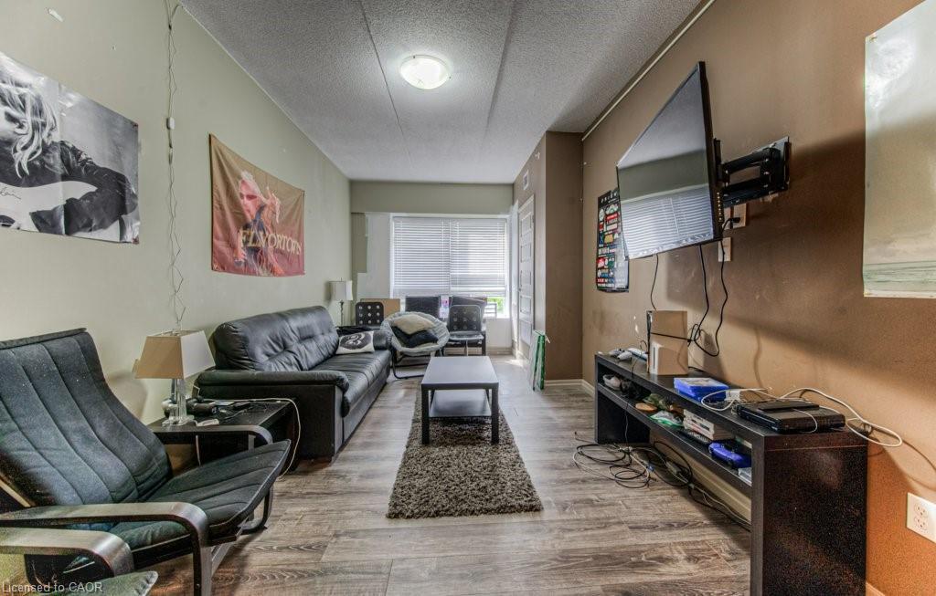 304-8 Hickory Street W, Waterloo, ON - Indoor Photo Showing Living Room