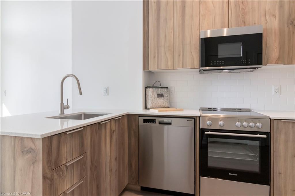 304-25 Wellington Street S, Kitchener, ON - Indoor Photo Showing Kitchen With Upgraded Kitchen