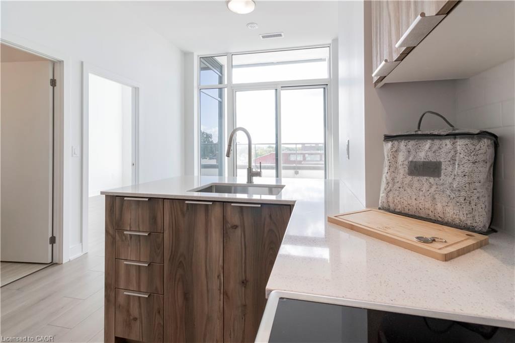 304-25 Wellington Street S, Kitchener, ON - Indoor Photo Showing Kitchen