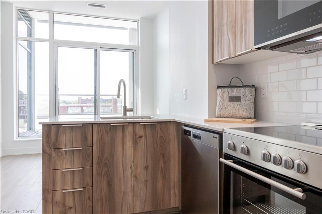 304-25 Wellington Street S, Kitchener, ON - Indoor Photo Showing Kitchen