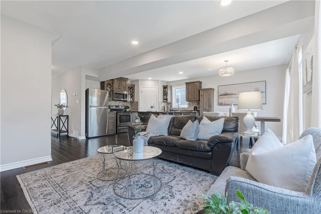 365 Beech Street, Lucan, ON - Indoor Photo Showing Living Room
